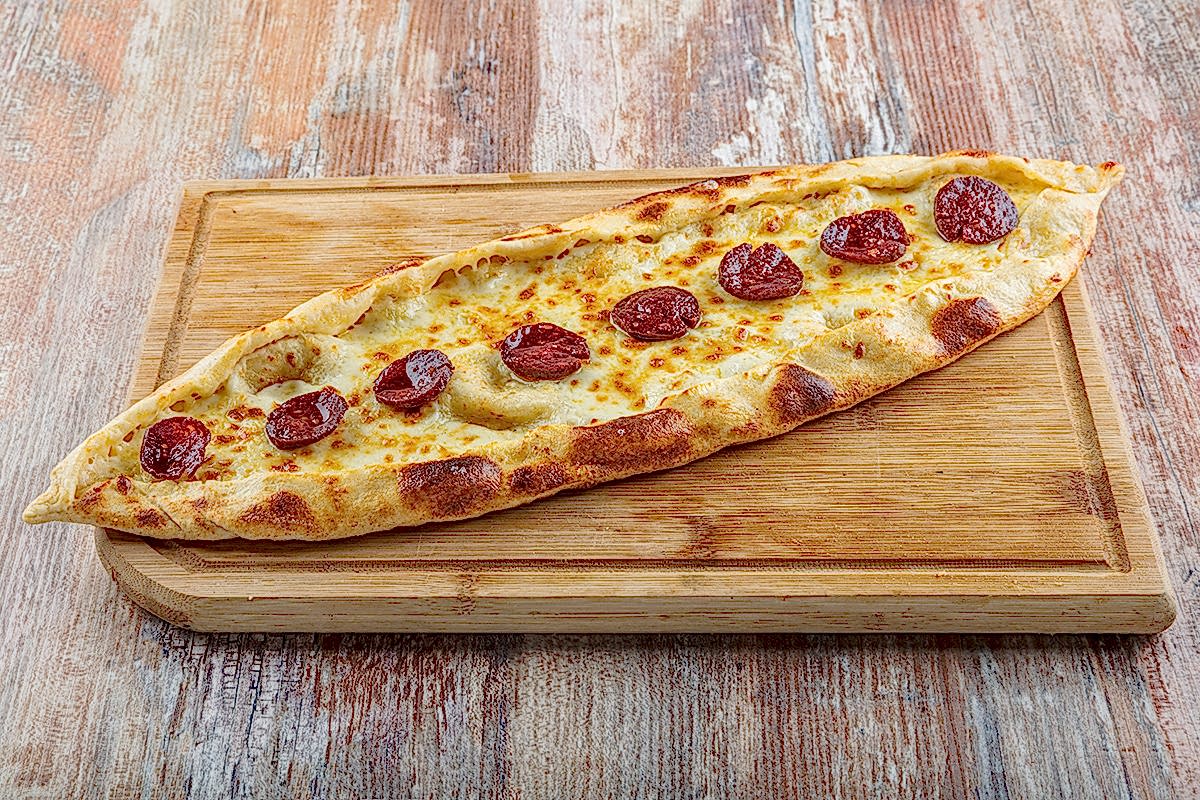 Sucuklu Kaşarlı Pide